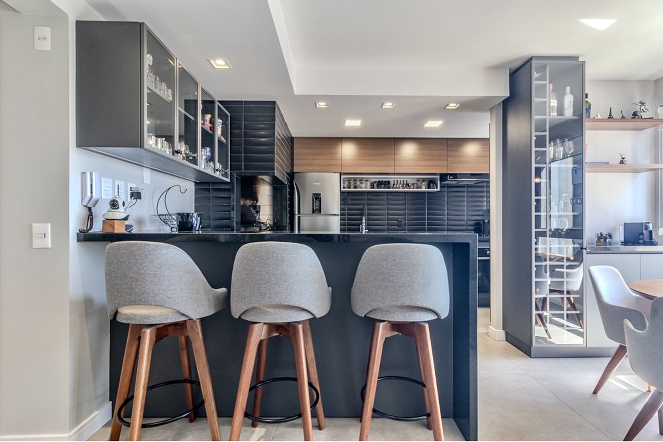 R$ 830.000 - LINDO APARTAMENTO - 75M2 - 2 DORM - SU&Iacute;TE - CHURRASQUEIRA - 2 VAGAS Avenida João Pessoa Porto Alegre - 