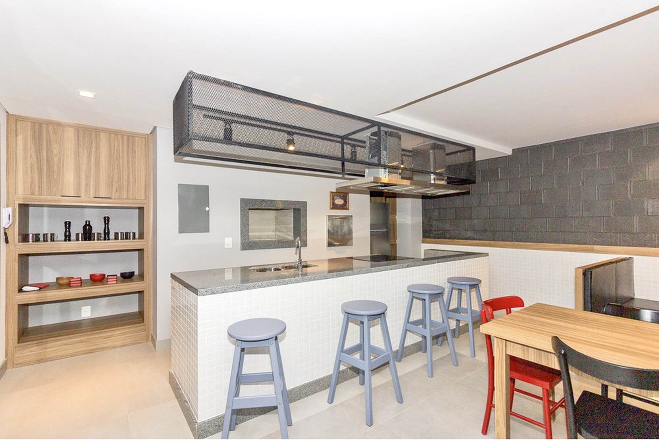 R$ 830.000 - LINDO APARTAMENTO - 75M2 - 2 DORM - SU&Iacute;TE - CHURRASQUEIRA - 2 VAGAS Avenida João Pessoa Porto Alegre - 