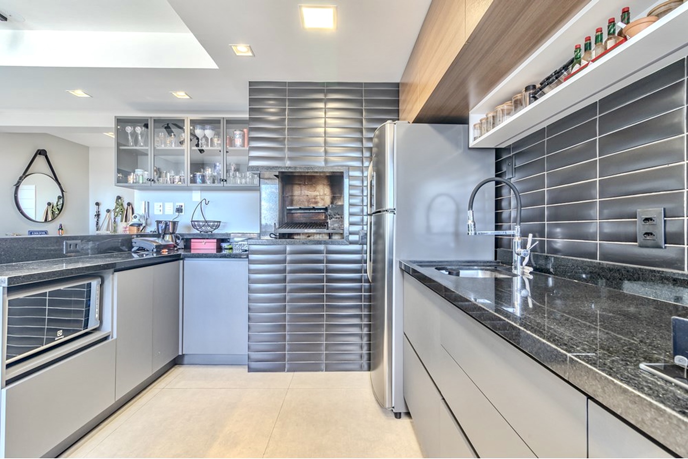 R$ 830.000 - LINDO APARTAMENTO - 75M2 - 2 DORM - SU&Iacute;TE - CHURRASQUEIRA - 2 VAGAS Avenida João Pessoa Porto Alegre - 