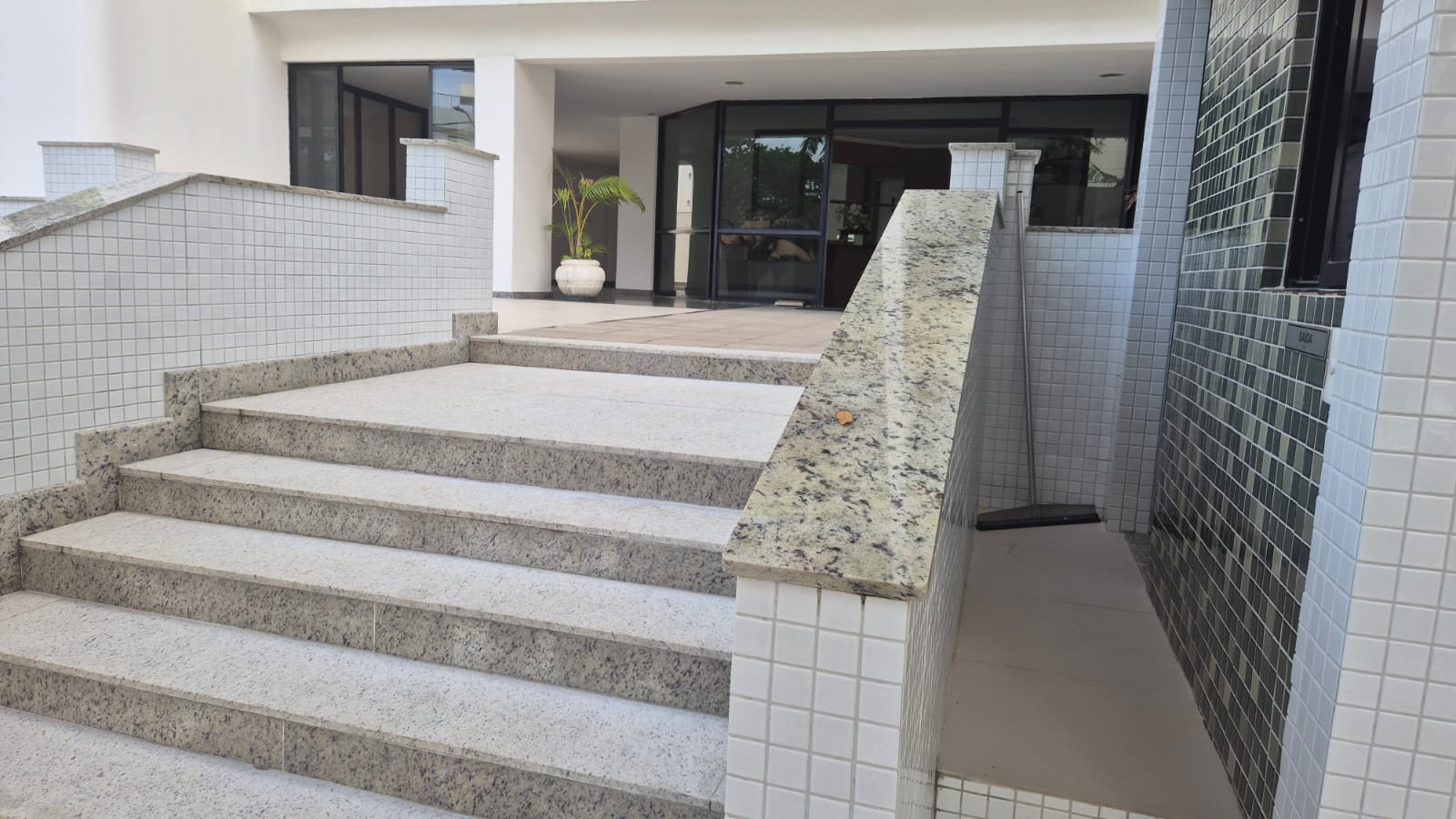 APARTAMENTO 3 QUARTOS SU&Iacute;TE DEPEND&Ecirc;NCIA 2 GARAGENS NASCENTE  &Agrave; VENDA NO JARDIM APIPEMA! Rua Nita Costa Salvador - 