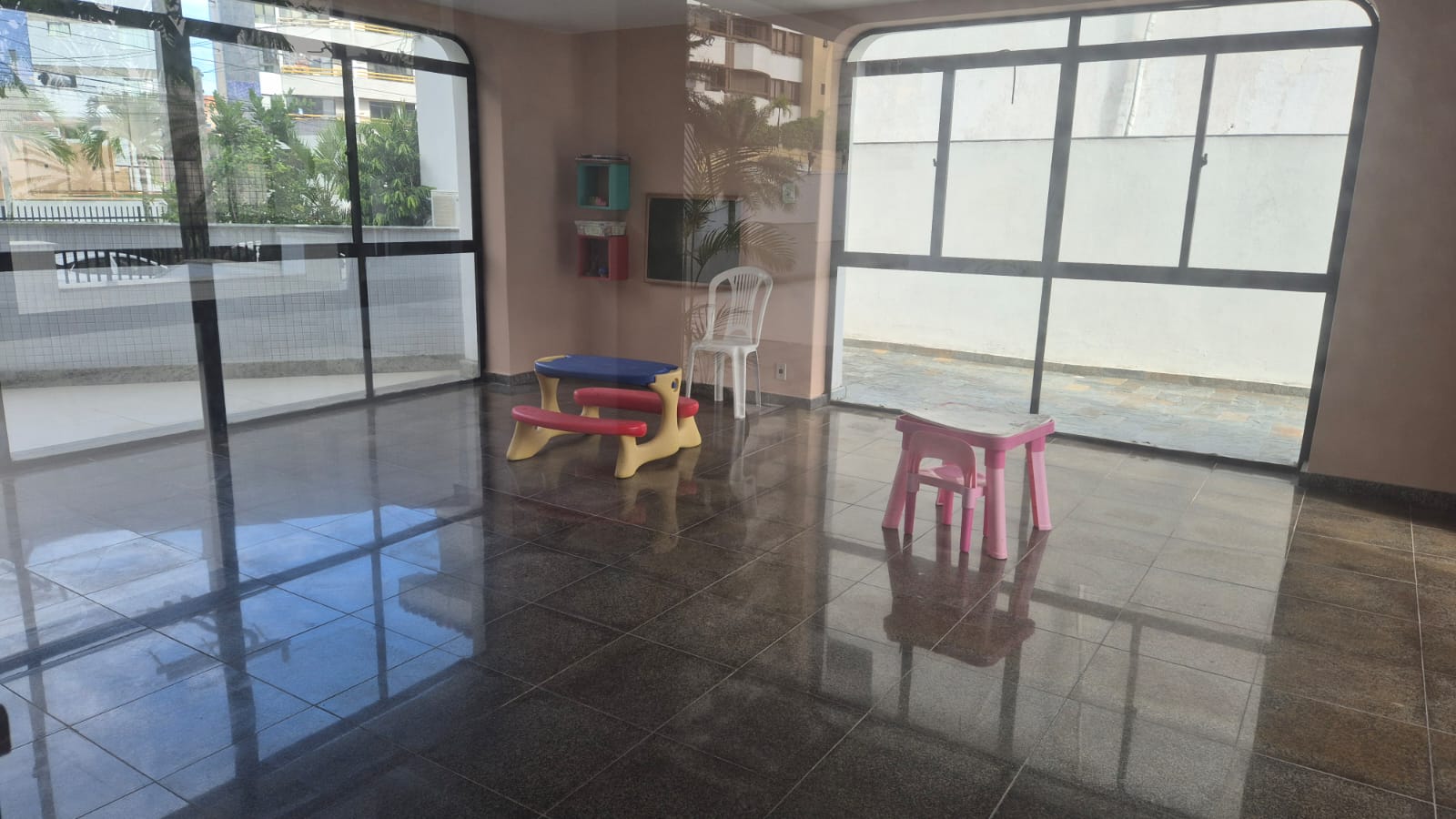 APARTAMENTO 3 QUARTOS SU&Iacute;TE DEPEND&Ecirc;NCIA 2 GARAGENS NASCENTE  &Agrave; VENDA NO JARDIM APIPEMA! Rua Nita Costa Salvador - 