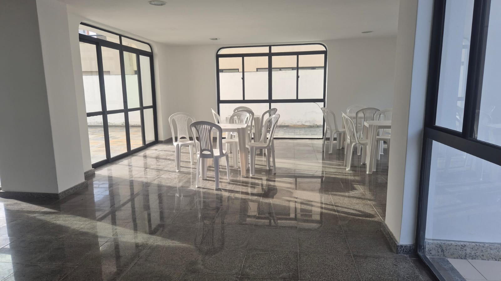 APARTAMENTO 3 QUARTOS SU&Iacute;TE DEPEND&Ecirc;NCIA 2 GARAGENS NASCENTE  &Agrave; VENDA NO JARDIM APIPEMA! Rua Nita Costa Salvador - 