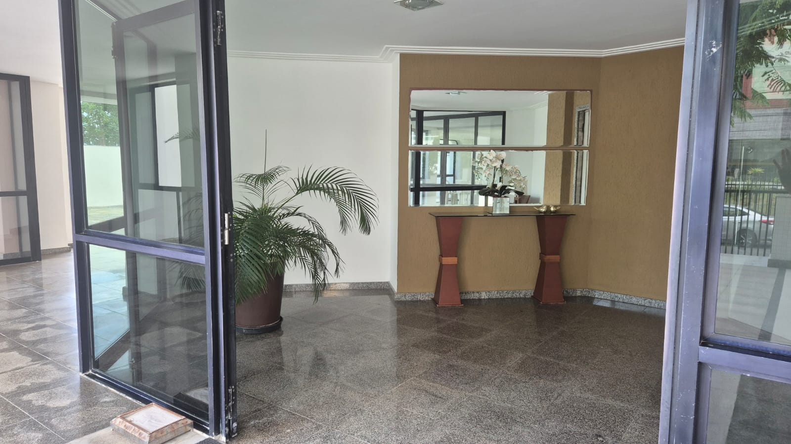 APARTAMENTO 3 QUARTOS SU&Iacute;TE DEPEND&Ecirc;NCIA 2 GARAGENS NASCENTE  &Agrave; VENDA NO JARDIM APIPEMA! Rua Nita Costa Salvador - 