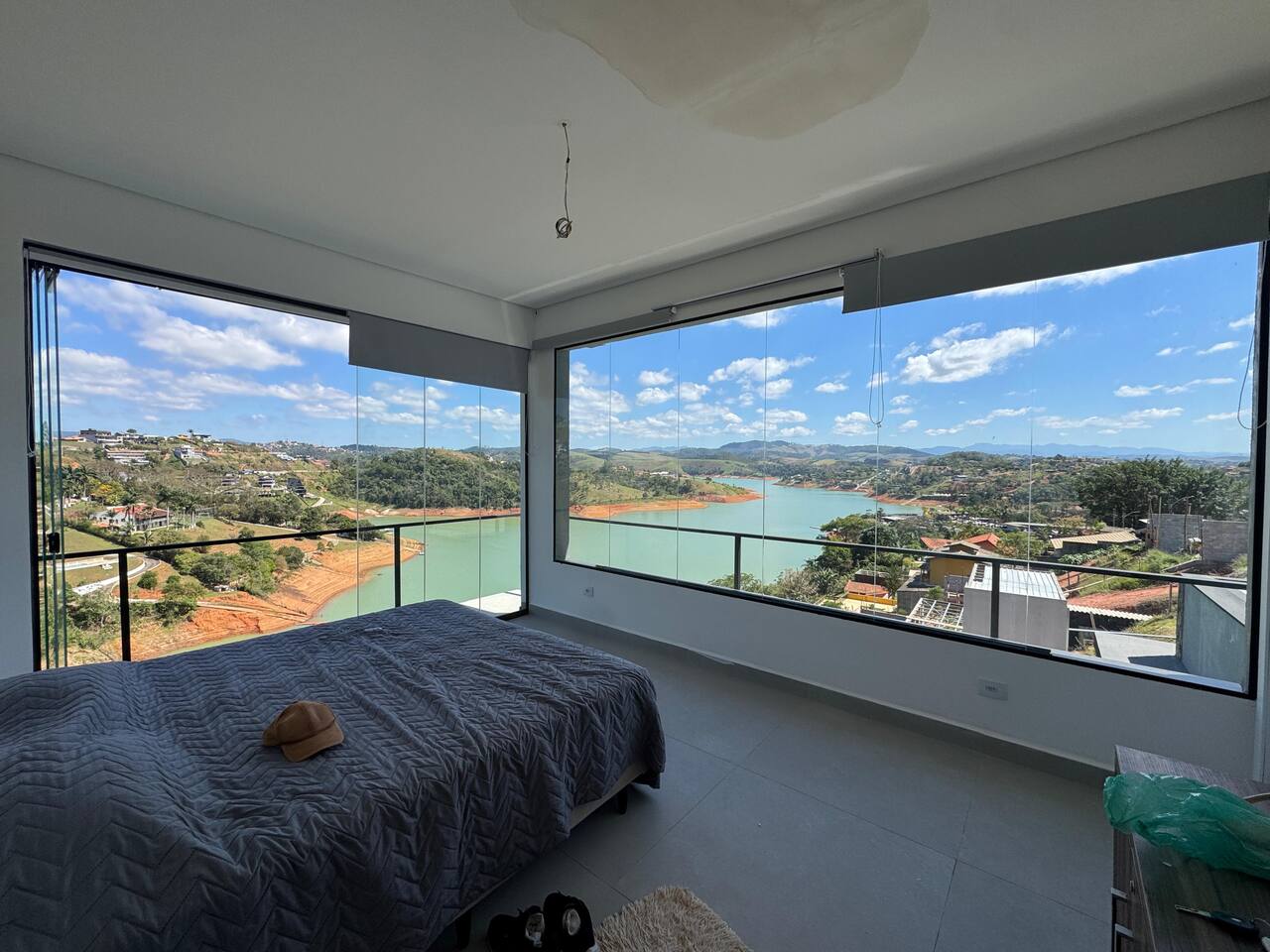 Excelente casa com vista para a represa &agrave; venda em condom&iacute;nio Rua das Aroeiras Igaratá - 