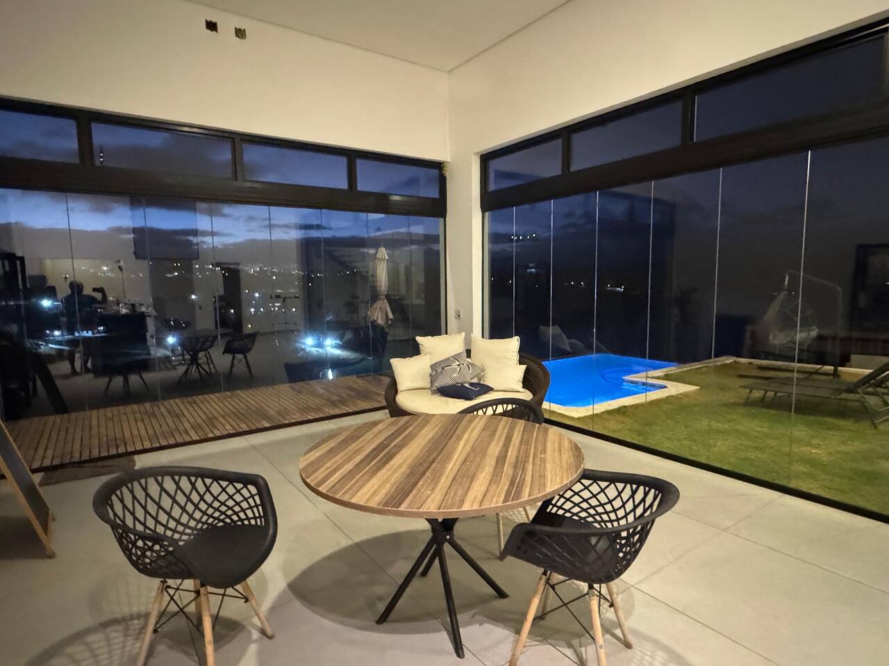 Excelente casa com vista para a represa &agrave; venda em condom&iacute;nio Rua das Aroeiras Igaratá - 