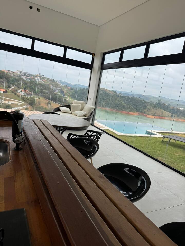 Excelente casa com vista para a represa &agrave; venda em condom&iacute;nio Rua das Aroeiras Igaratá - 