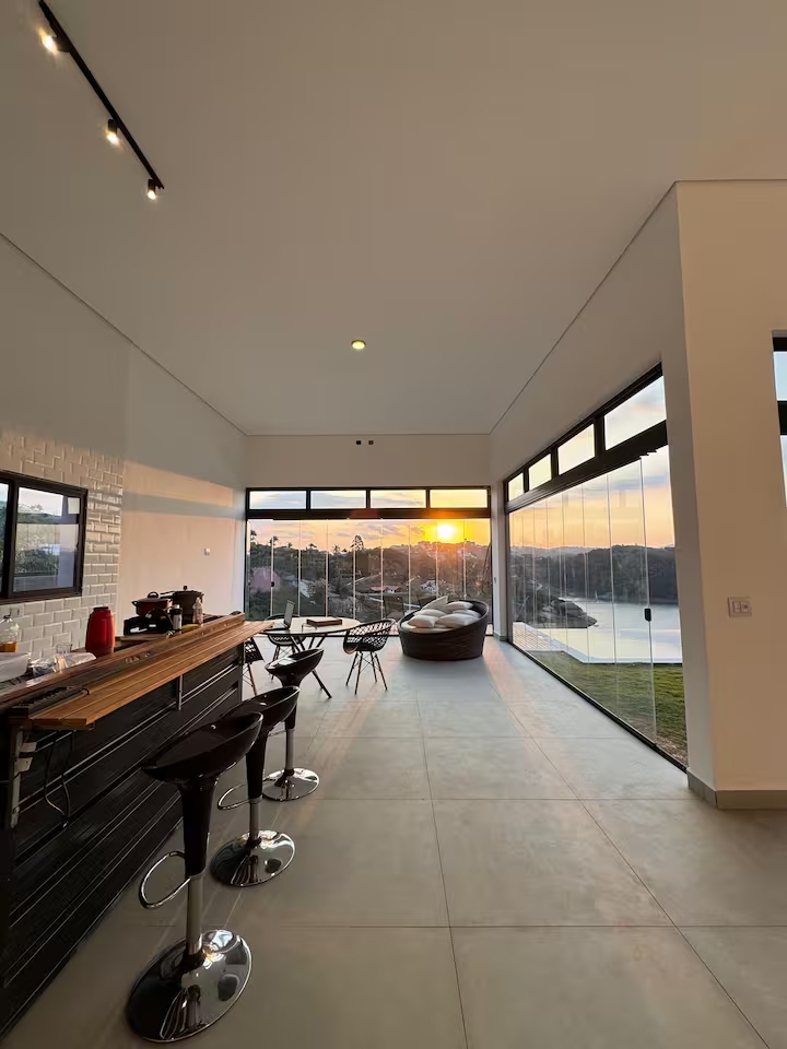 Excelente casa com vista para a represa &agrave; venda em condom&iacute;nio Rua das Aroeiras Igaratá - 