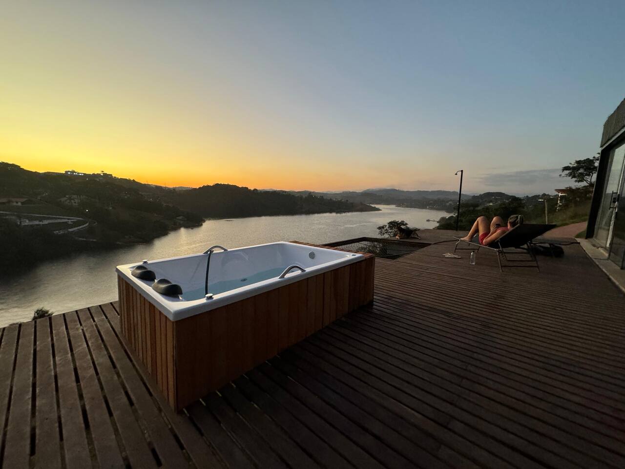 Excelente casa com vista para a represa &agrave; venda em condom&iacute;nio Rua das Aroeiras Igaratá - 