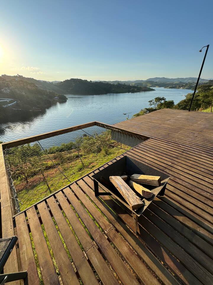 Excelente casa com vista para a represa &agrave; venda em condom&iacute;nio Rua das Aroeiras Igaratá - 