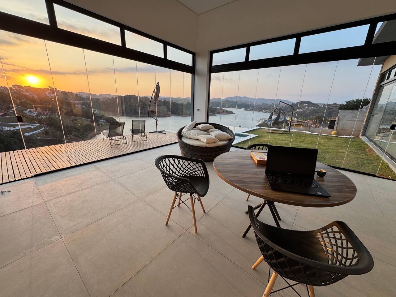 Excelente casa com vista para a represa &agrave; venda em condom&iacute;nio Rua das Aroeiras Igaratá - 