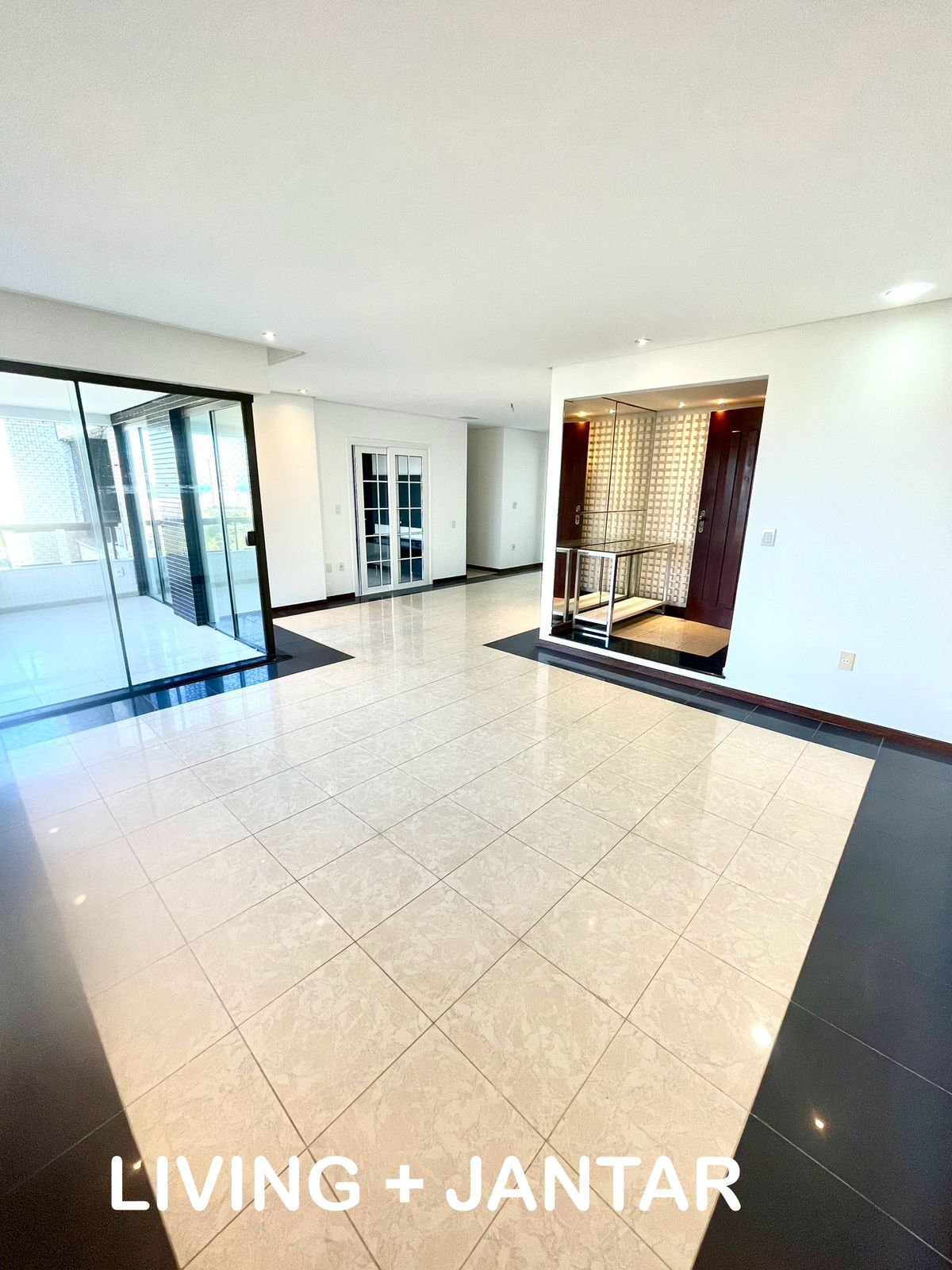 APARTAMENTO ALTO PADR&Atilde;O 4 QUARTOS 3 SU&Iacute;TES VARANDA 3 GARAGENS PISCINA QUADRA VENDA PITUBA! Rua Manoel Gomes de Mendonça Salvador - 