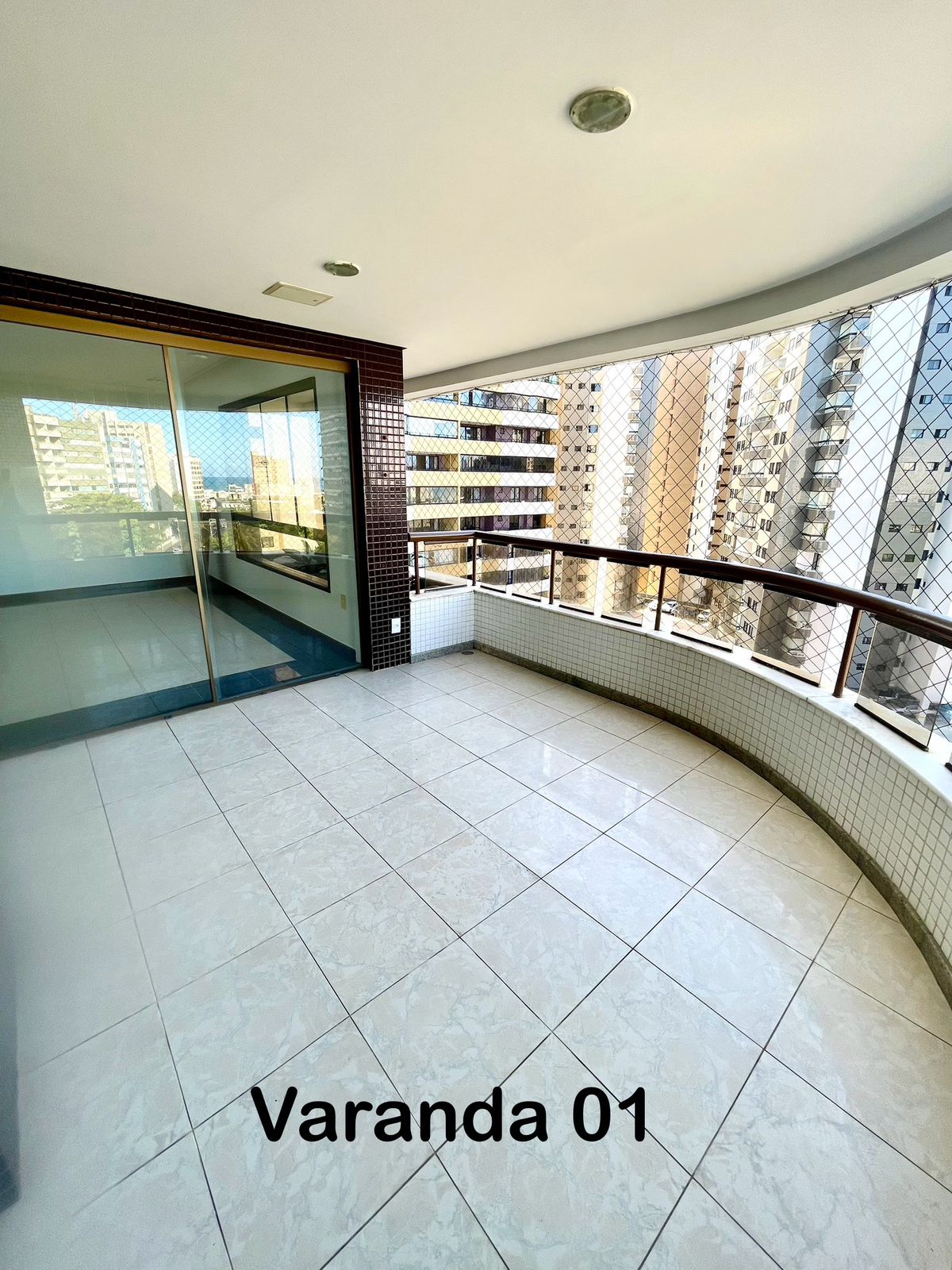 APARTAMENTO ALTO PADR&Atilde;O 4 QUARTOS 3 SU&Iacute;TES VARANDA 3 GARAGENS PISCINA QUADRA VENDA PITUBA! Rua Manoel Gomes de Mendonça Salvador - 