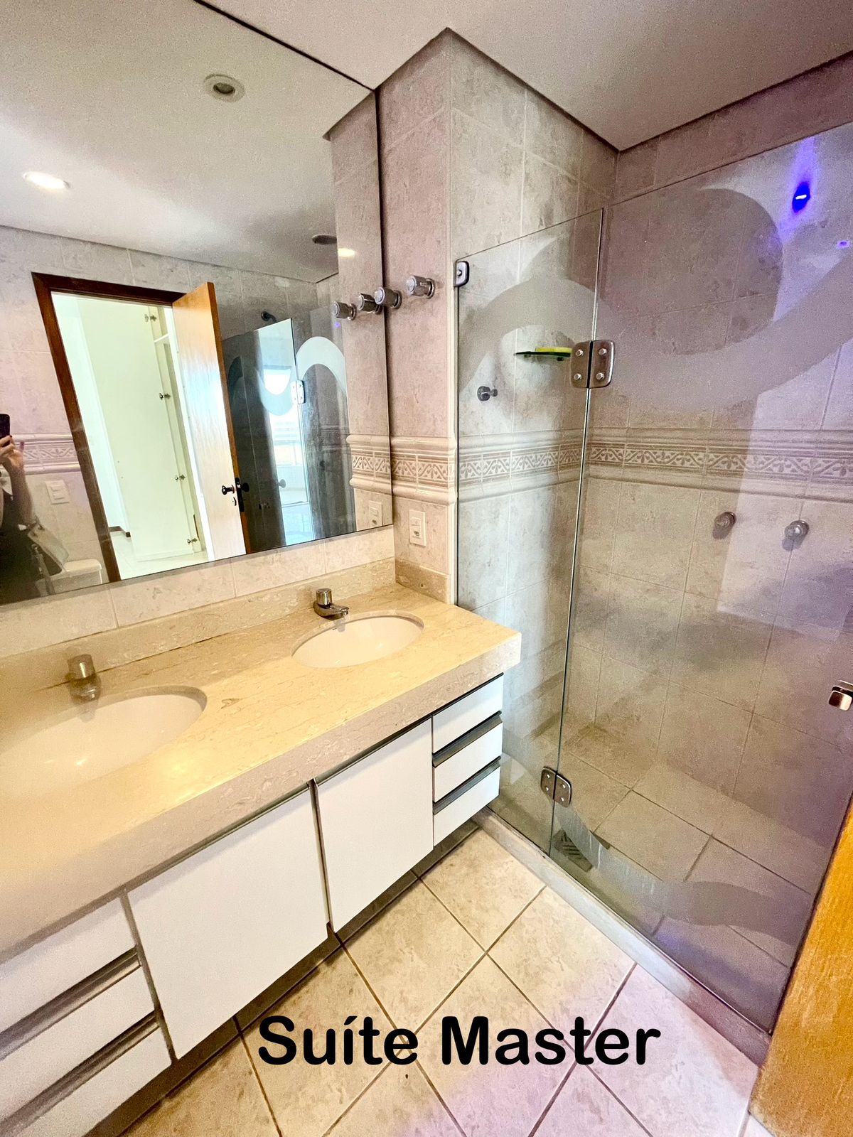 APARTAMENTO ALTO PADR&Atilde;O 4 QUARTOS 3 SU&Iacute;TES VARANDA 3 GARAGENS PISCINA QUADRA VENDA PITUBA! Rua Manoel Gomes de Mendonça Salvador - 