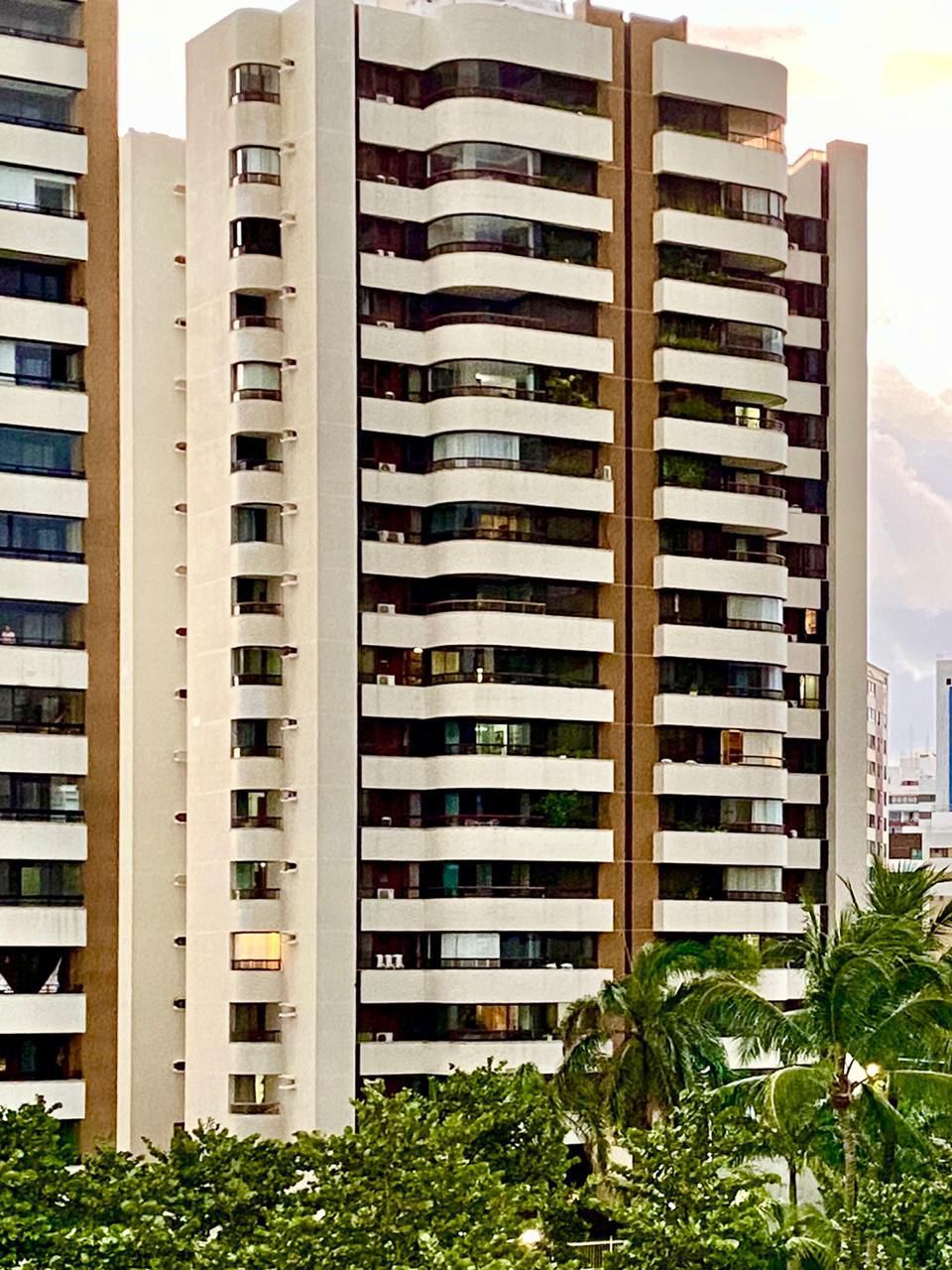 APARTAMENTO ALTO PADR&Atilde;O 4 QUARTOS 3 SU&Iacute;TES VARANDA 3 GARAGENS PISCINA QUADRA VENDA PITUBA! Rua Manoel Gomes de Mendonça Salvador - 