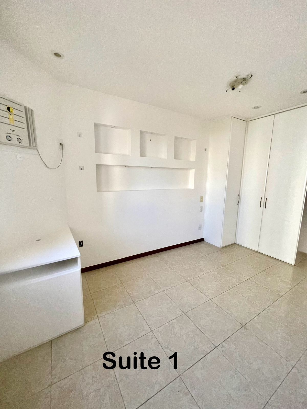 APARTAMENTO ALTO PADR&Atilde;O 4 QUARTOS 3 SU&Iacute;TES VARANDA 3 GARAGENS PISCINA QUADRA VENDA PITUBA! Rua Manoel Gomes de Mendonça Salvador - 