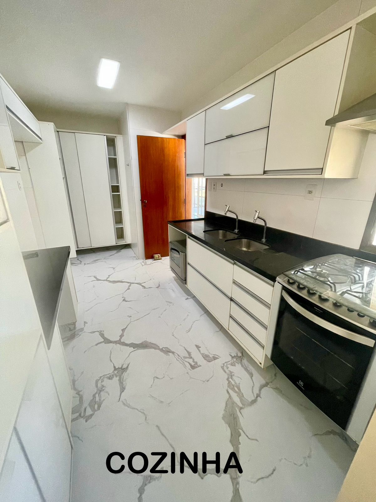 APARTAMENTO ALTO PADR&Atilde;O 4 QUARTOS 3 SU&Iacute;TES VARANDA 3 GARAGENS PISCINA QUADRA VENDA PITUBA! Rua Manoel Gomes de Mendonça Salvador - 