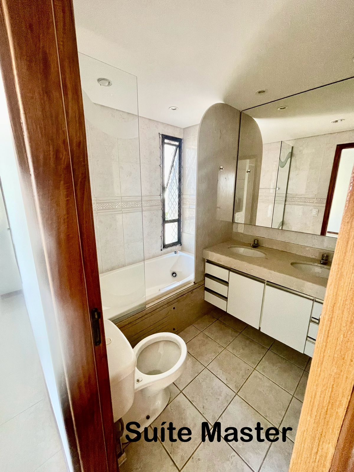 APARTAMENTO ALTO PADR&Atilde;O 4 QUARTOS 3 SU&Iacute;TES VARANDA 3 GARAGENS PISCINA QUADRA VENDA PITUBA! Rua Manoel Gomes de Mendonça Salvador - 