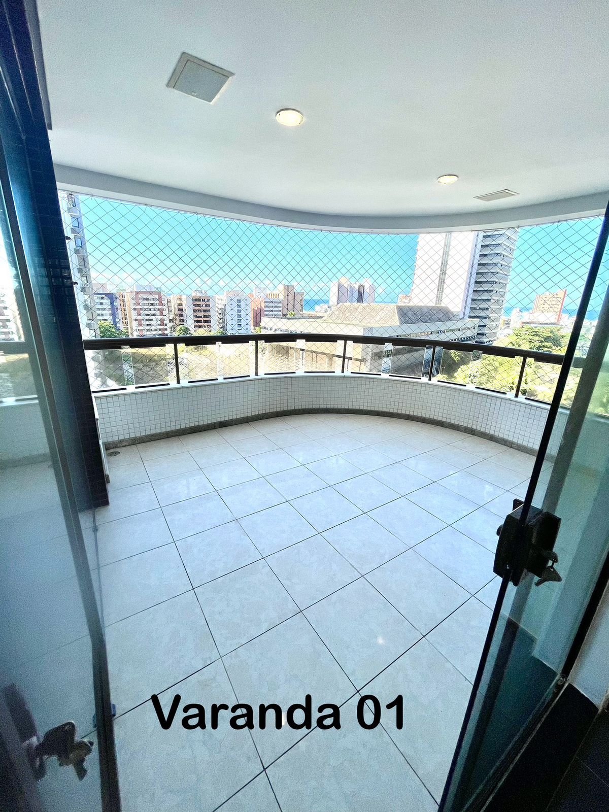 APARTAMENTO ALTO PADR&Atilde;O 4 QUARTOS 3 SU&Iacute;TES VARANDA 3 GARAGENS PISCINA QUADRA VENDA PITUBA! Rua Manoel Gomes de Mendonça Salvador - 