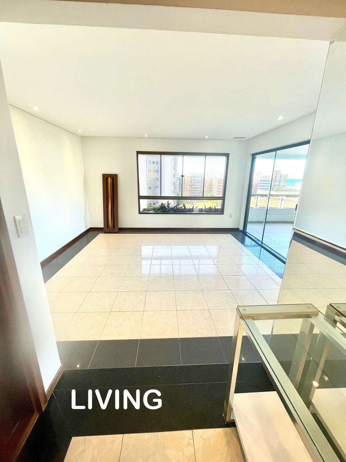 APARTAMENTO ALTO PADR&Atilde;O 4 QUARTOS 3 SU&Iacute;TES VARANDA 3 GARAGENS PISCINA QUADRA VENDA PITUBA! Rua Manoel Gomes de Mendonça Salvador - 