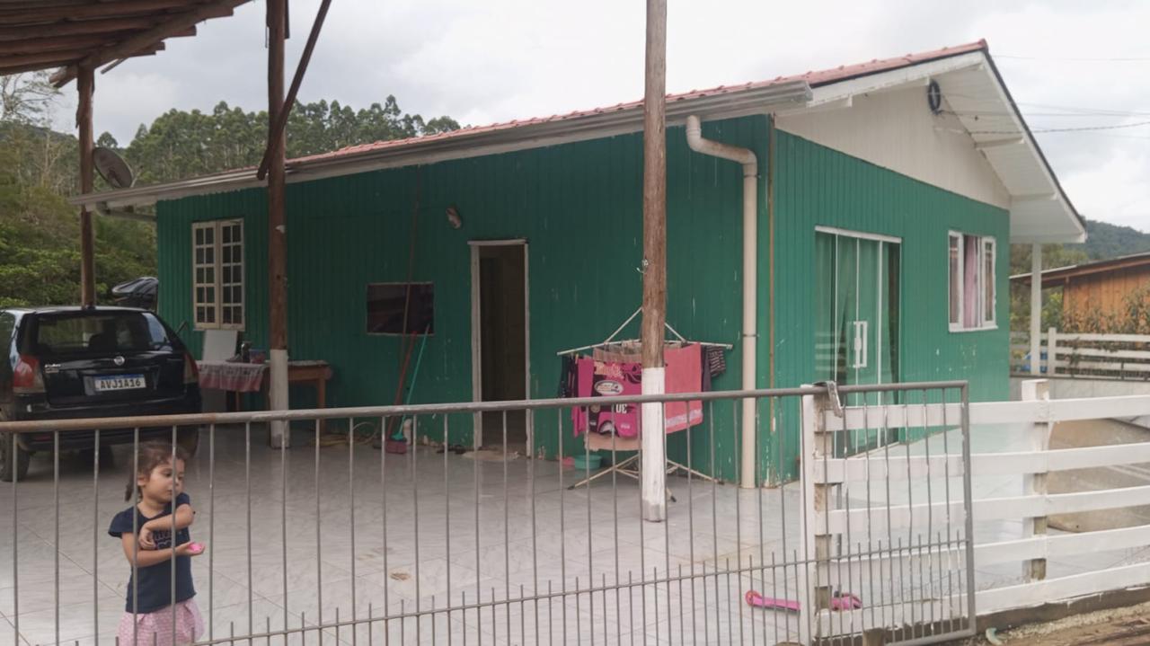 Casa de Madeira no Sert&atilde;o do Valongo  em Porto Belo SC Rua Valdemar Marinh Caetano Porto Belo - 