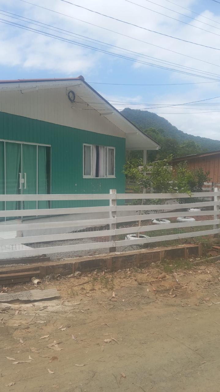 Casa de Madeira no Sert&atilde;o do Valongo  em Porto Belo SC Rua Valdemar Marinh Caetano Porto Belo - 