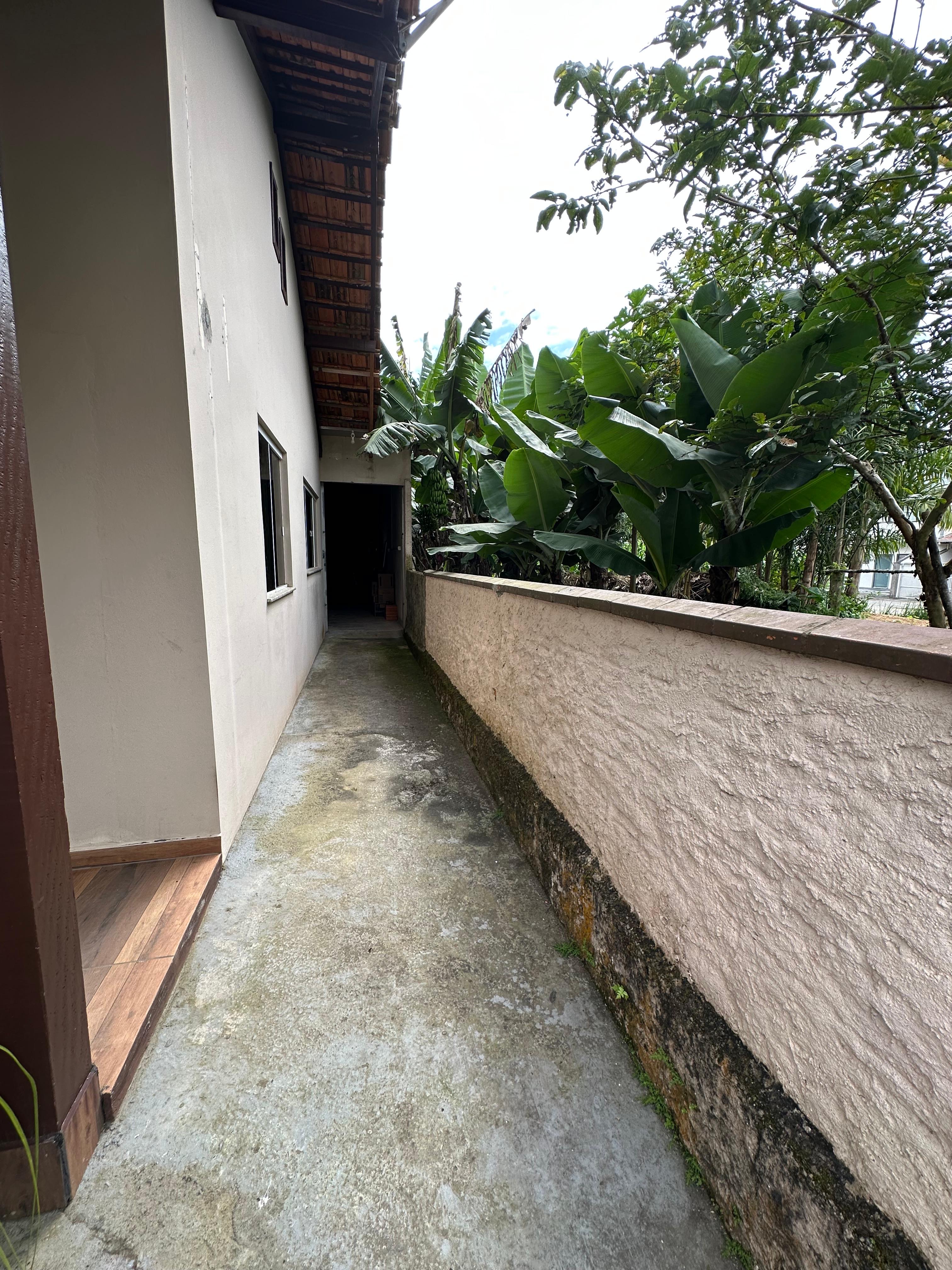 Casa em Timb&oacute; com 3 dormit&oacute;rios e 2 banheiros. Possui galp&atilde;o nos fundos  Timbó - 