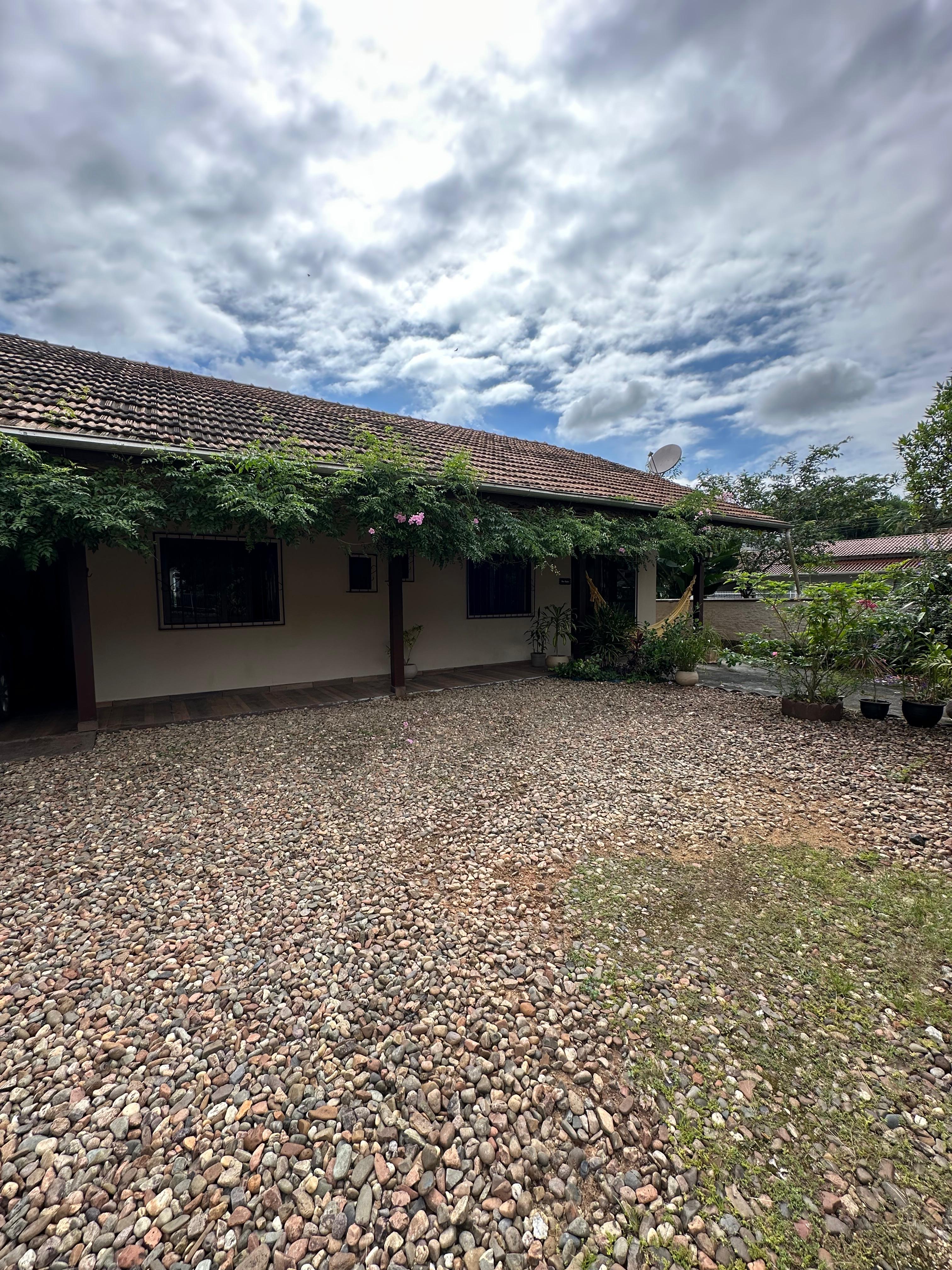 Casa em Timb&oacute; com 3 dormit&oacute;rios e 2 banheiros. Possui galp&atilde;o nos fundos  Timbó - 