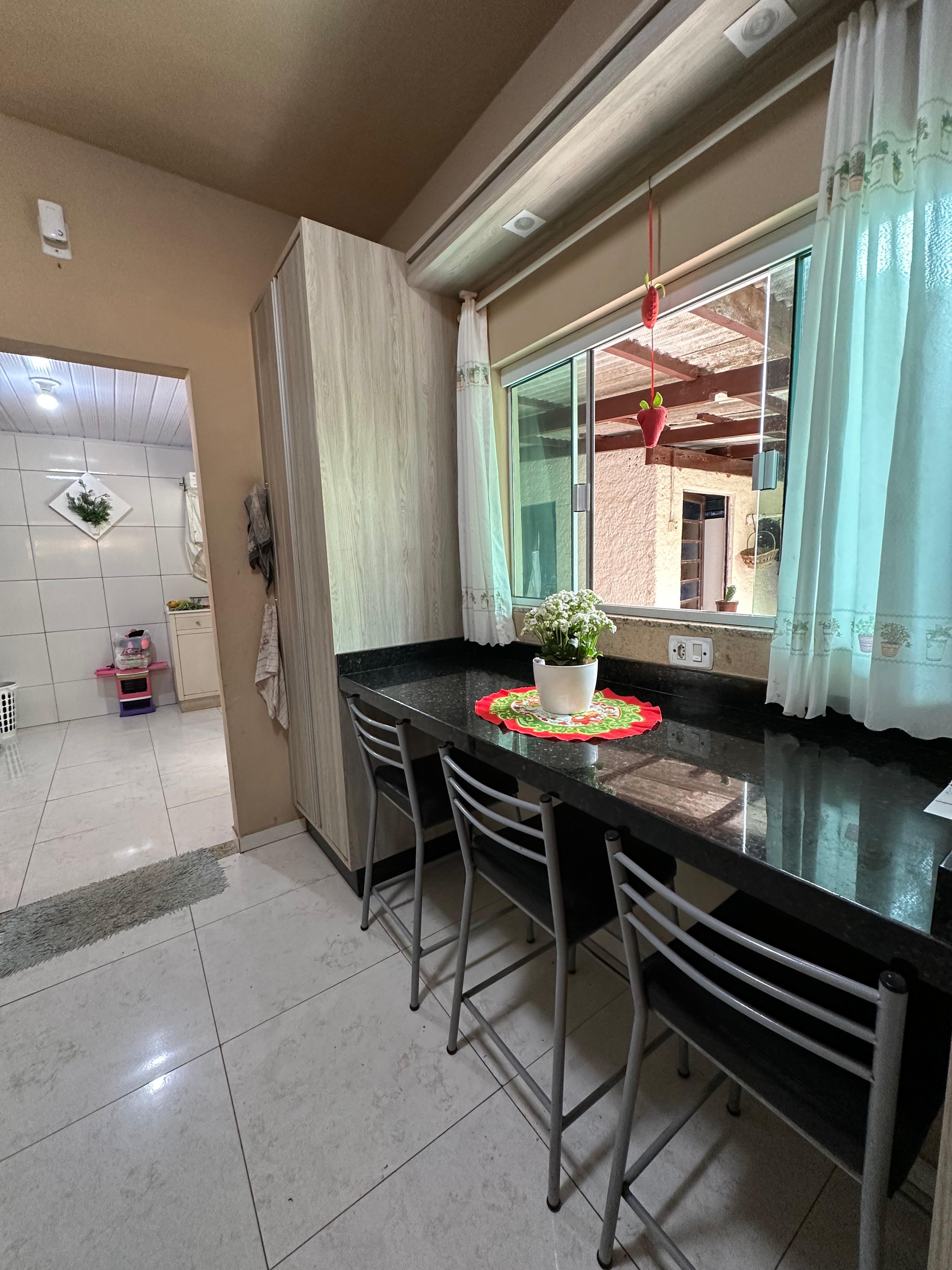 Casa em Timb&oacute; com 3 dormit&oacute;rios e 2 banheiros. Possui galp&atilde;o nos fundos  Timbó - 