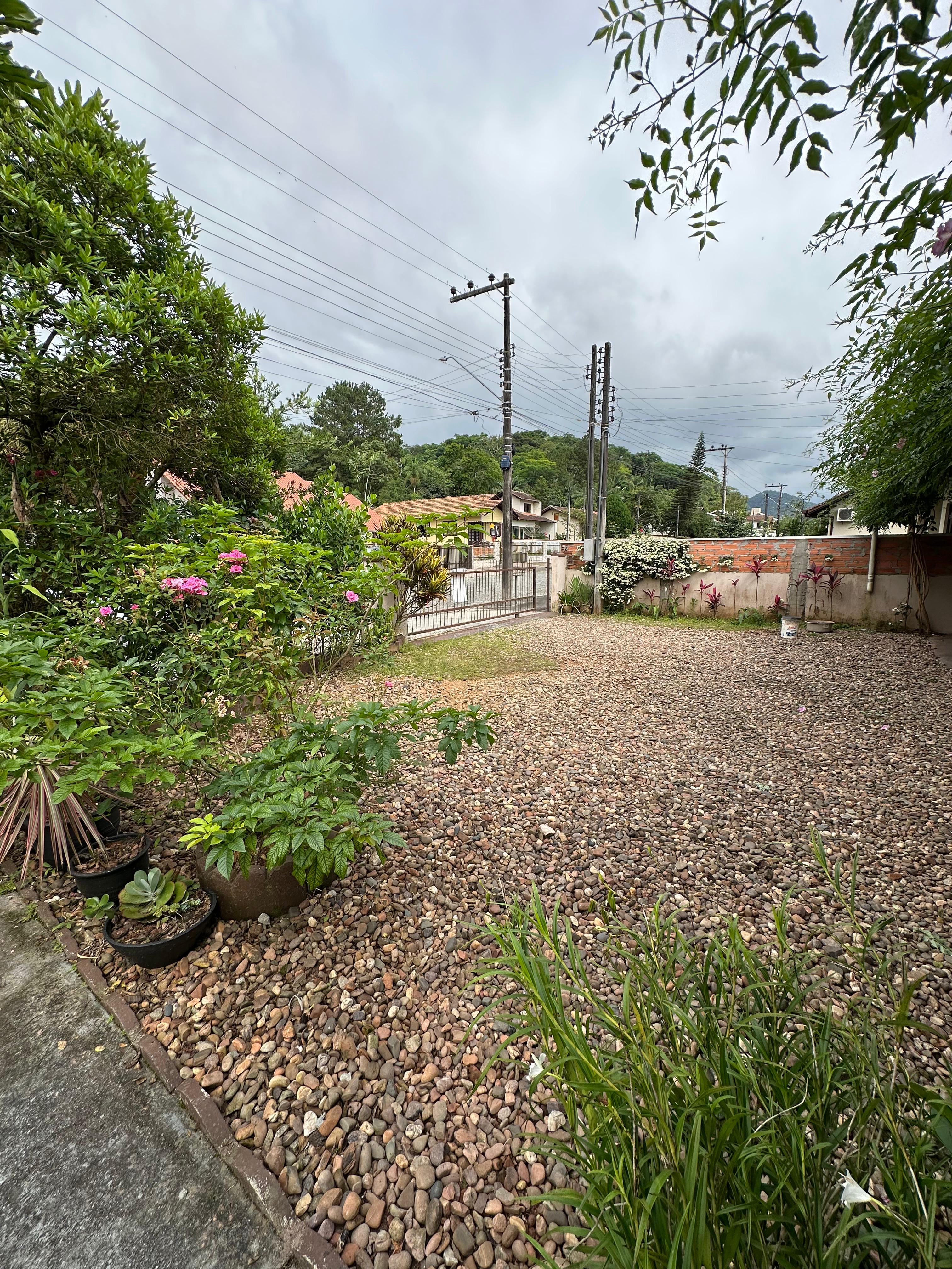 Casa em Timb&oacute; com 3 dormit&oacute;rios e 2 banheiros. Possui galp&atilde;o nos fundos  Timbó - 