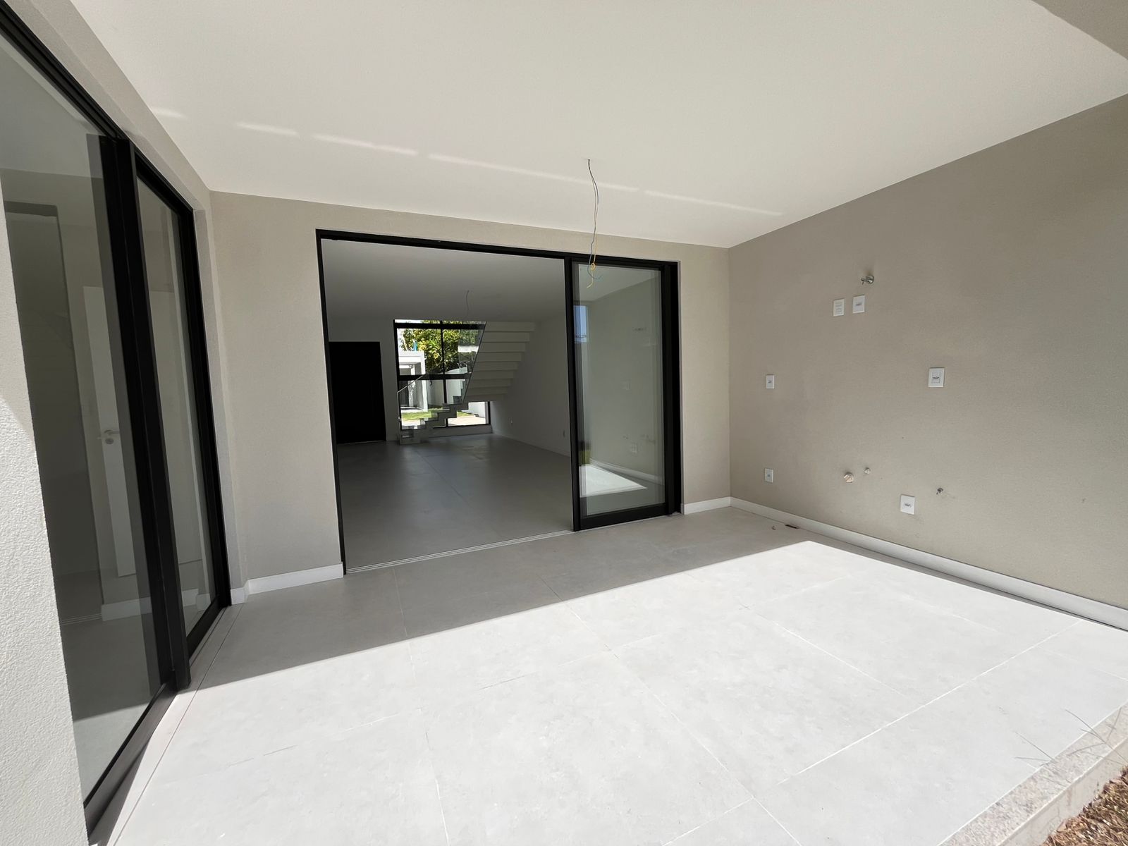 Casa de Alto padr&atilde;o 4- Su&iacute;tes na Priscila Dutra - L. de Freitas Rua Priscila B Dutra Lauro de Freitas - 