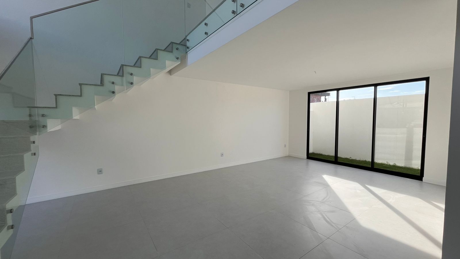 Casa de Alto padr&atilde;o 4- Su&iacute;tes na Priscila Dutra - L. de Freitas Rua Priscila B Dutra Lauro de Freitas - 