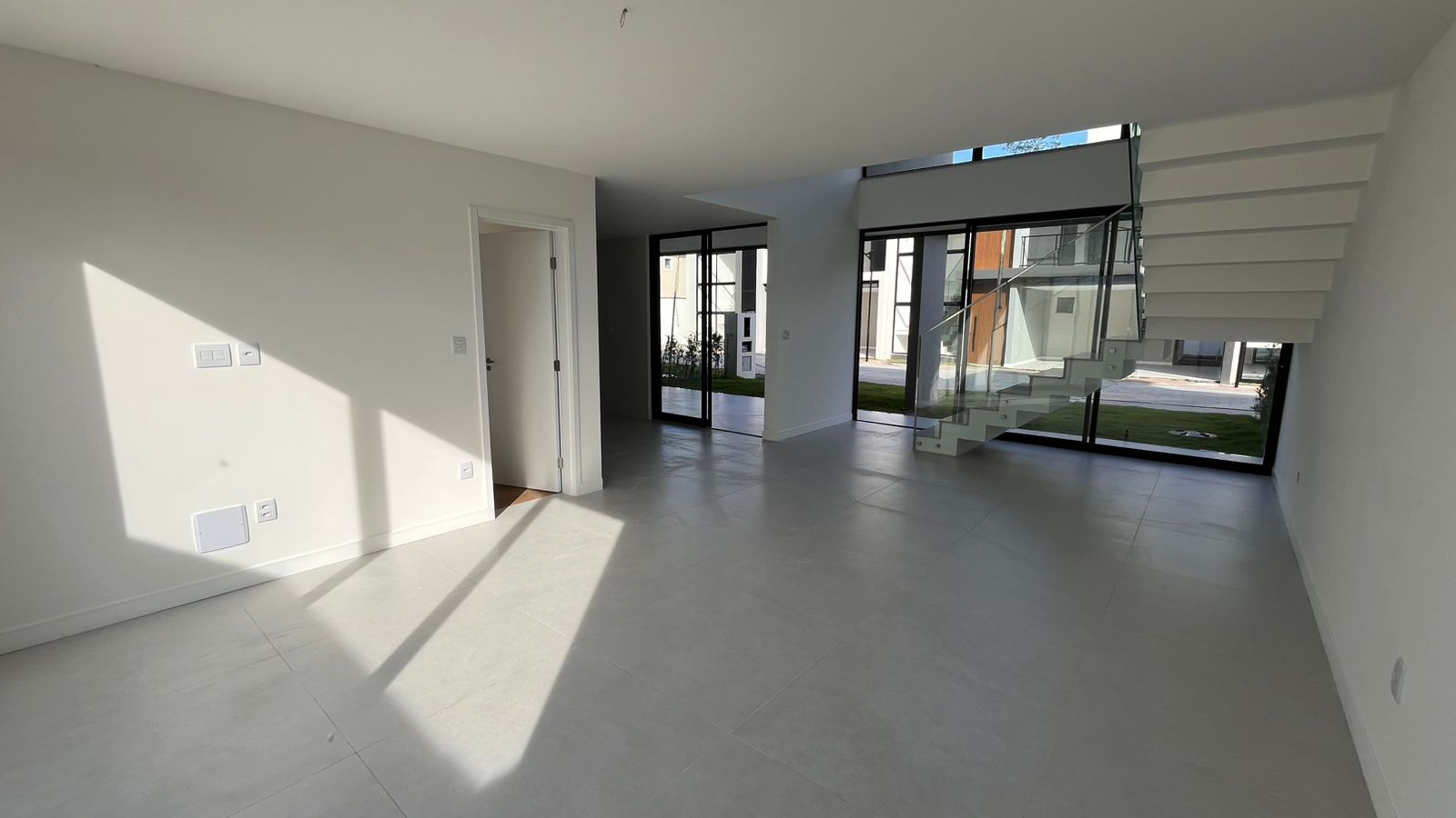 Casa de Alto padr&atilde;o 4- Su&iacute;tes na Priscila Dutra - L. de Freitas Rua Priscila B Dutra Lauro de Freitas - 