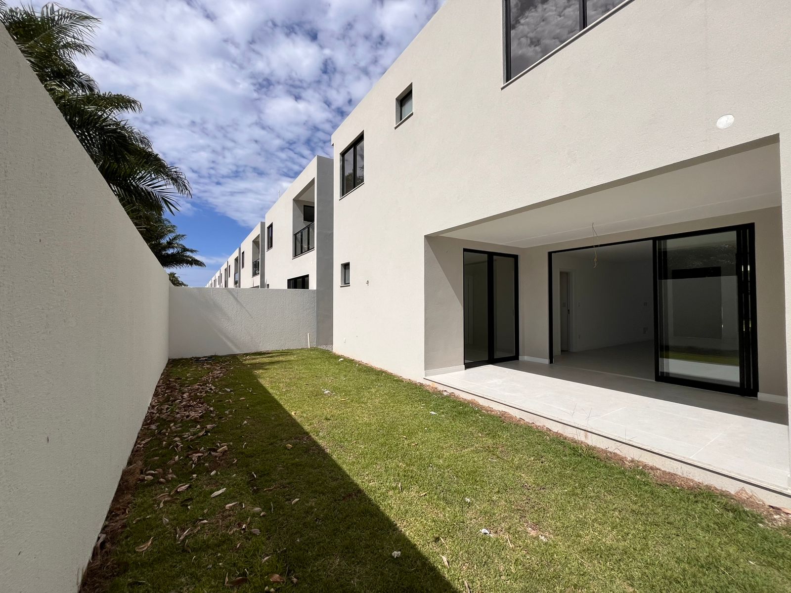 Casa de Alto padr&atilde;o 4- Su&iacute;tes na Priscila Dutra - L. de Freitas Rua Priscila B Dutra Lauro de Freitas - 