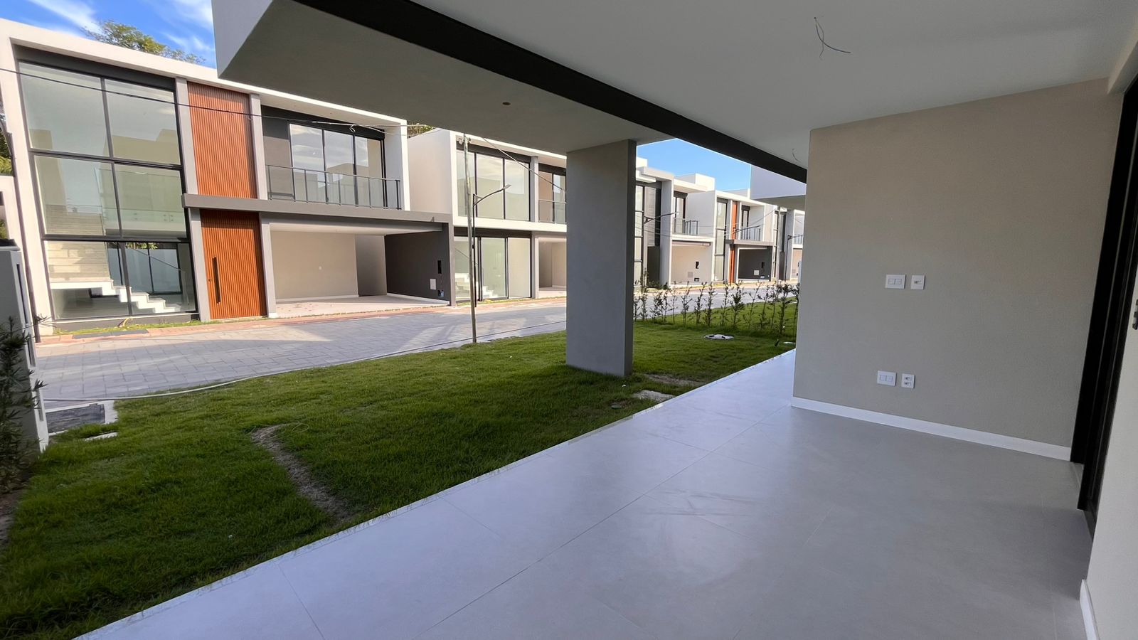 Casa de Alto padr&atilde;o 4- Su&iacute;tes na Priscila Dutra - L. de Freitas Rua Priscila B Dutra Lauro de Freitas - 