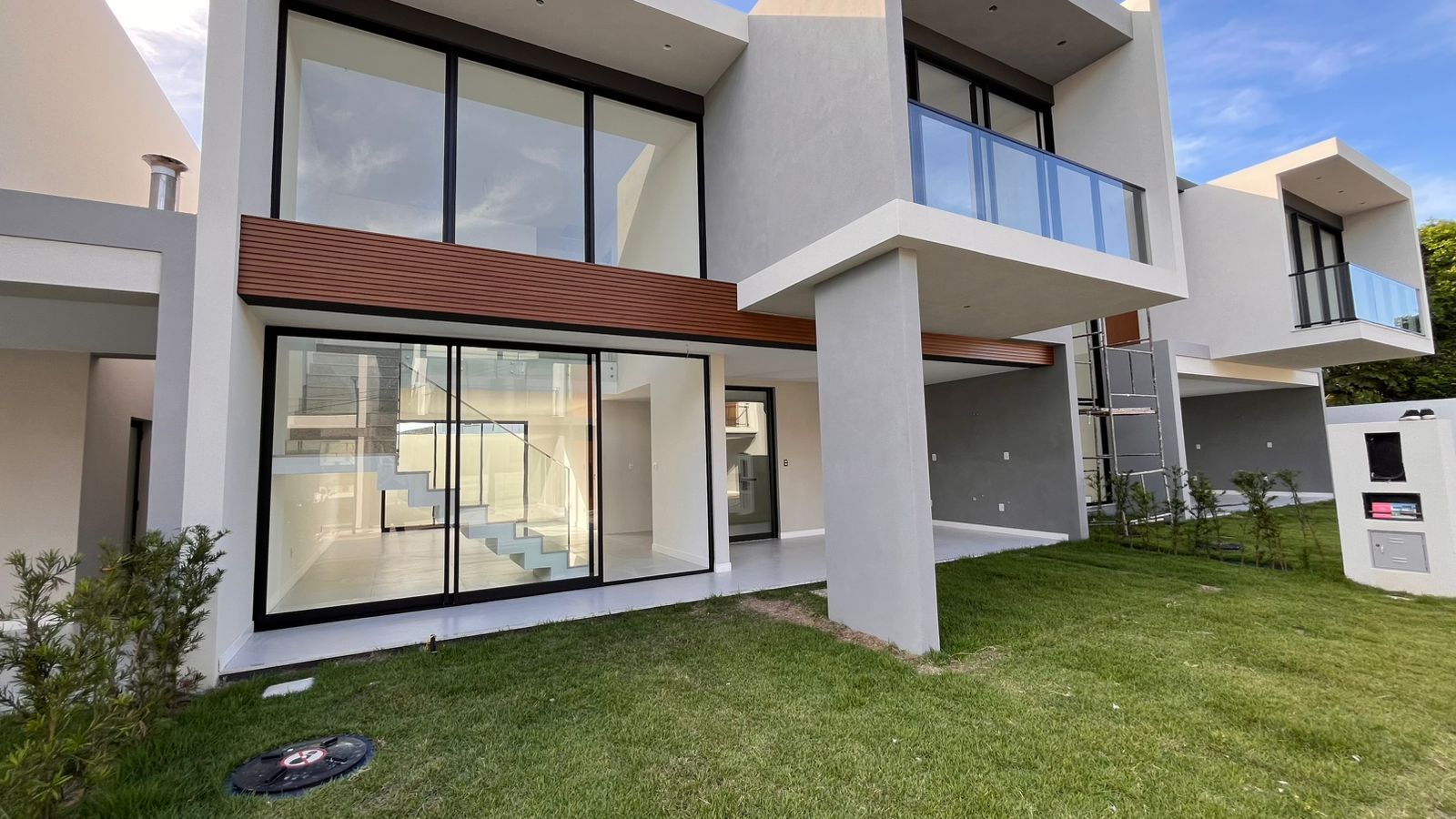 Casa de Alto padr&atilde;o 4- Su&iacute;tes na Priscila Dutra - L. de Freitas Rua Priscila B Dutra Lauro de Freitas - 