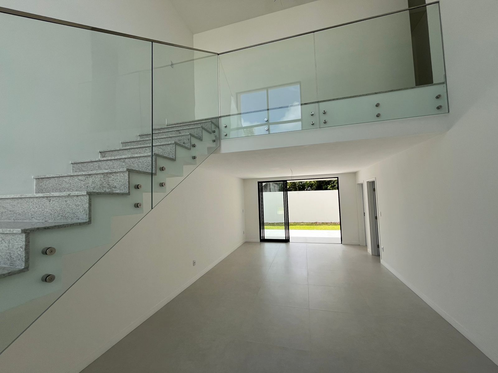 Casa de Alto padr&atilde;o 4- Su&iacute;tes na Priscila Dutra - L. de Freitas Rua Priscila B Dutra Lauro de Freitas - 