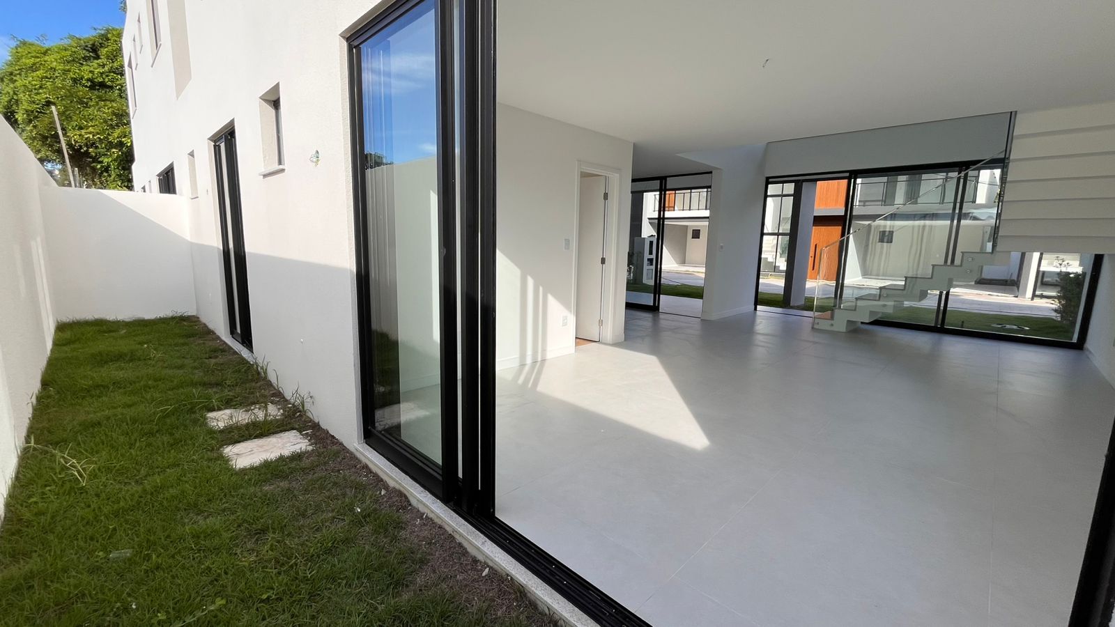 Casa de Alto padr&atilde;o 4- Su&iacute;tes na Priscila Dutra - L. de Freitas Rua Priscila B Dutra Lauro de Freitas - 