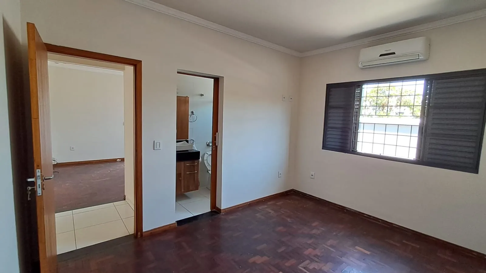 Casa de Esquina com Piscina No Ip&ecirc; Rua João Camilo dos Santos Santa Cruz do Rio Pardo - 