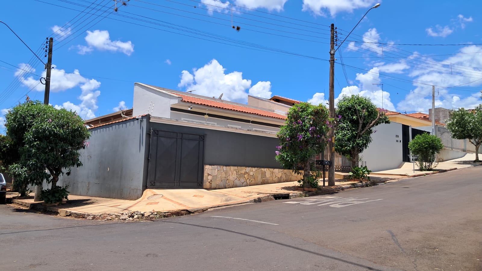 Casa de Esquina com Piscina No Ip&ecirc; Rua João Camilo dos Santos SANTA CRUZ DO RIO PARDO - 