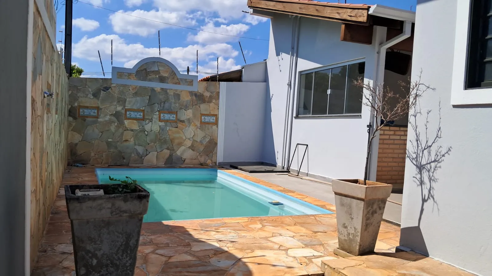 Casa de Esquina com Piscina No Ip&ecirc; Rua João Camilo dos Santos Santa Cruz do Rio Pardo - 