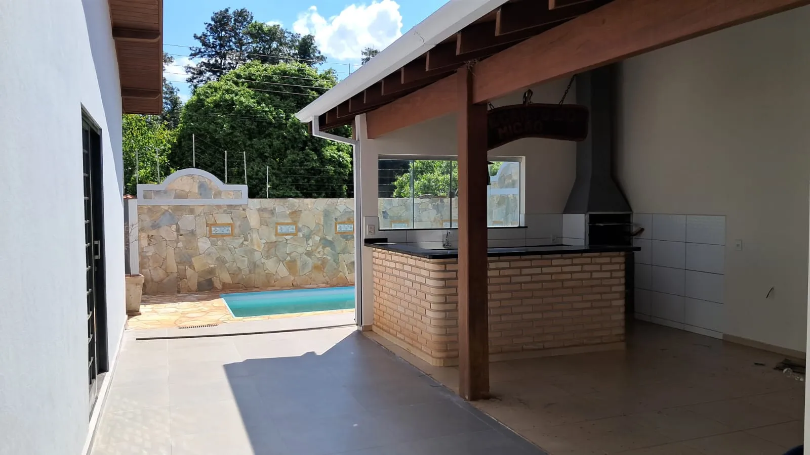 Casa de Esquina com Piscina No Ip&ecirc; Rua João Camilo dos Santos Santa Cruz do Rio Pardo - 