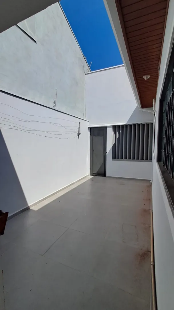 Casa de Esquina com Piscina No Ip&ecirc; Rua João Camilo dos Santos Santa Cruz do Rio Pardo - 