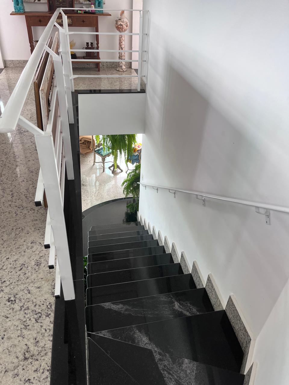 VENDO LINDA CASA - EXCELENTE LOCALIZA&Ccedil;&Atilde;O - 6 SU&Iacute;TES - 4 VAGAS - PISCINA Alameda Piúva Ilhabela - 