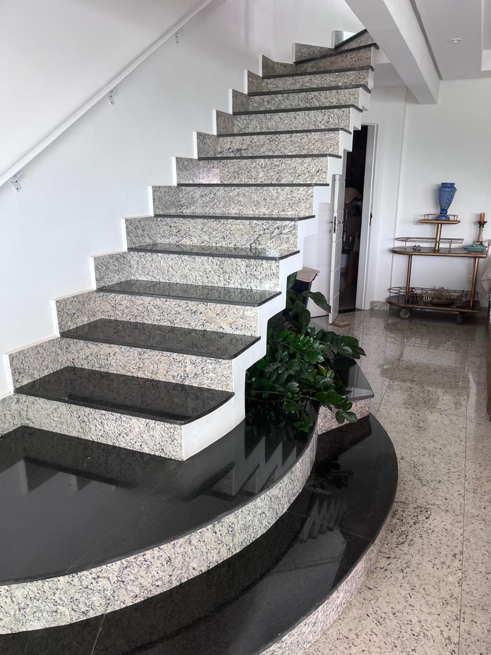 VENDO LINDA CASA - EXCELENTE LOCALIZA&Ccedil;&Atilde;O - 6 SU&Iacute;TES - 4 VAGAS - PISCINA Alameda Piúva Ilhabela - 