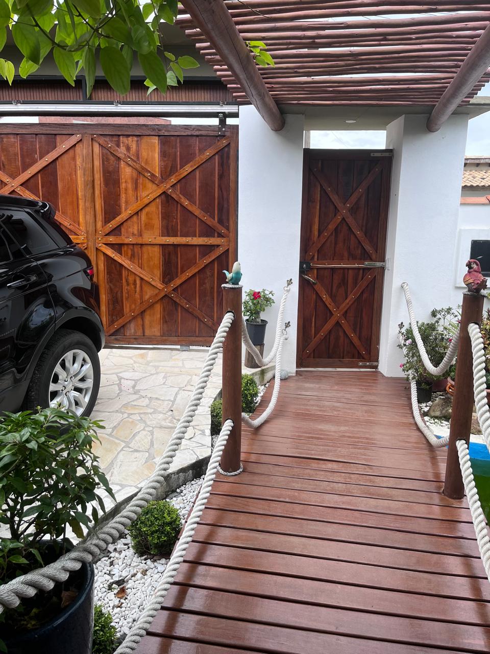 VENDO LINDA CASA - EXCELENTE LOCALIZA&Ccedil;&Atilde;O - 6 SU&Iacute;TES - 4 VAGAS - PISCINA Alameda Piúva Ilhabela - 