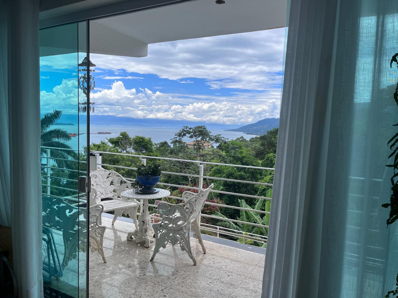 VENDO LINDA CASA - EXCELENTE LOCALIZA&Ccedil;&Atilde;O - 6 SU&Iacute;TES - 4 VAGAS - PISCINA Alameda Piúva Ilhabela - 
