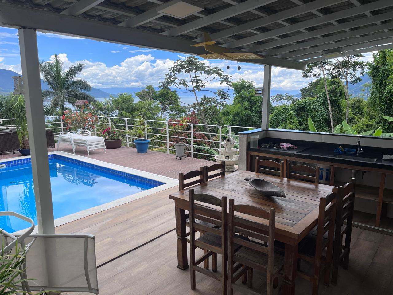 VENDO LINDA CASA - EXCELENTE LOCALIZA&Ccedil;&Atilde;O - 6 SU&Iacute;TES - 4 VAGAS - PISCINA Alameda Piúva Ilhabela - 