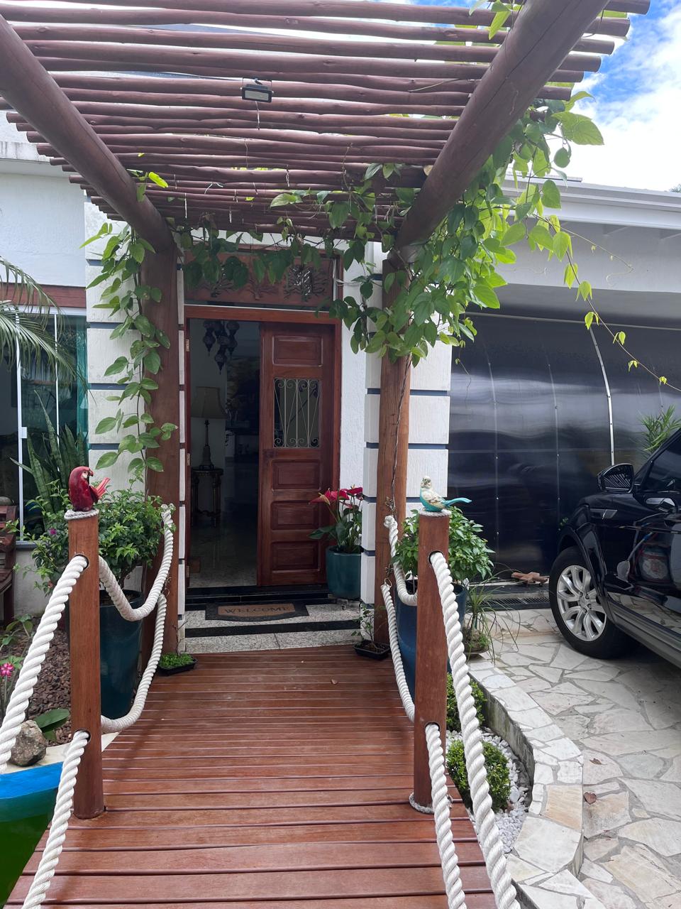 VENDO LINDA CASA - EXCELENTE LOCALIZA&Ccedil;&Atilde;O - 6 SU&Iacute;TES - 4 VAGAS - PISCINA Alameda Piúva Ilhabela - 