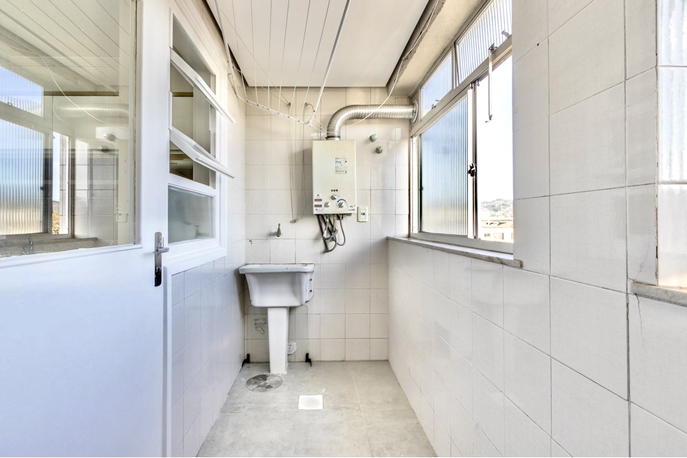 R$ 450.000 - &Oacute;TIMO APARTAMENTO - 76M2 - 2 DORM - CHURRASQUEIRA - 1 VAGA - ELEVADOR Rua Chile Porto Alegre - 