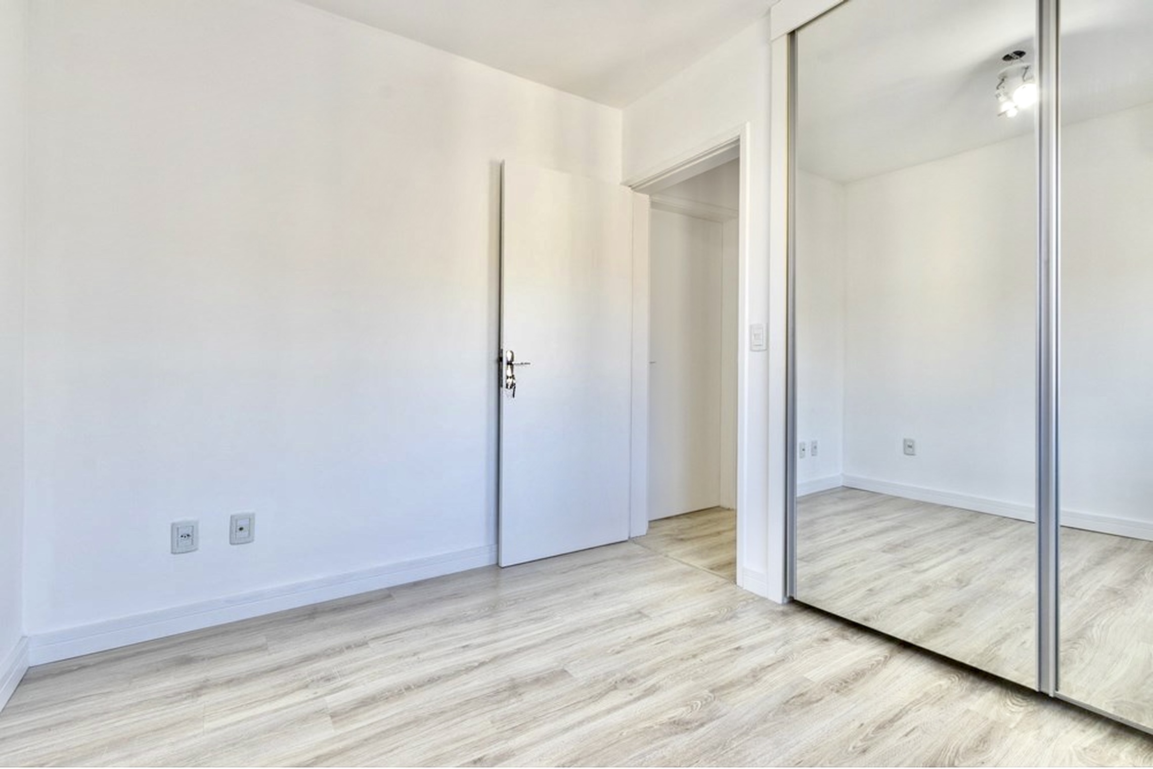 R$ 450.000 - &Oacute;TIMO APARTAMENTO - 76M2 - 2 DORM - CHURRASQUEIRA - 1 VAGA - ELEVADOR Rua Chile Porto Alegre - 